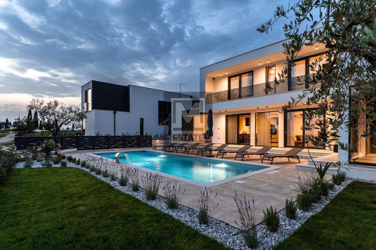 Parenzo, dintorni, villa moderna con vista mare!