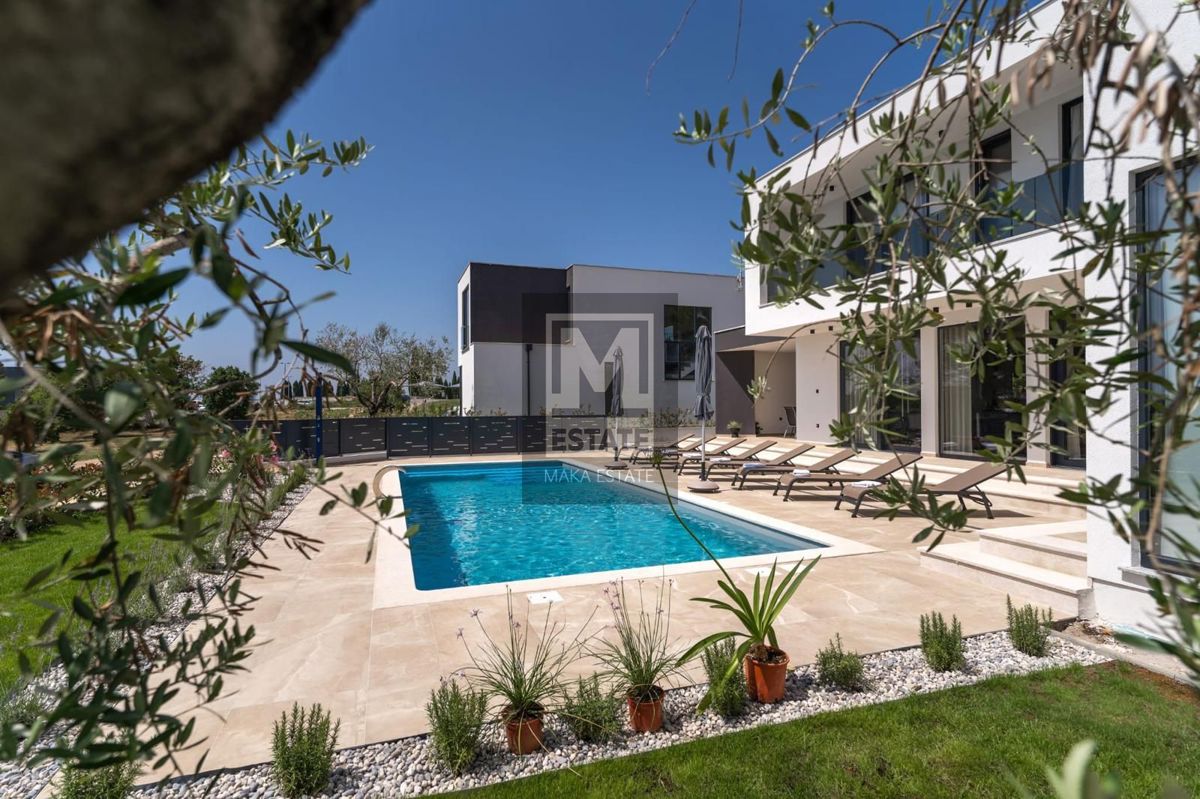 Parenzo, dintorni, villa moderna con vista mare!