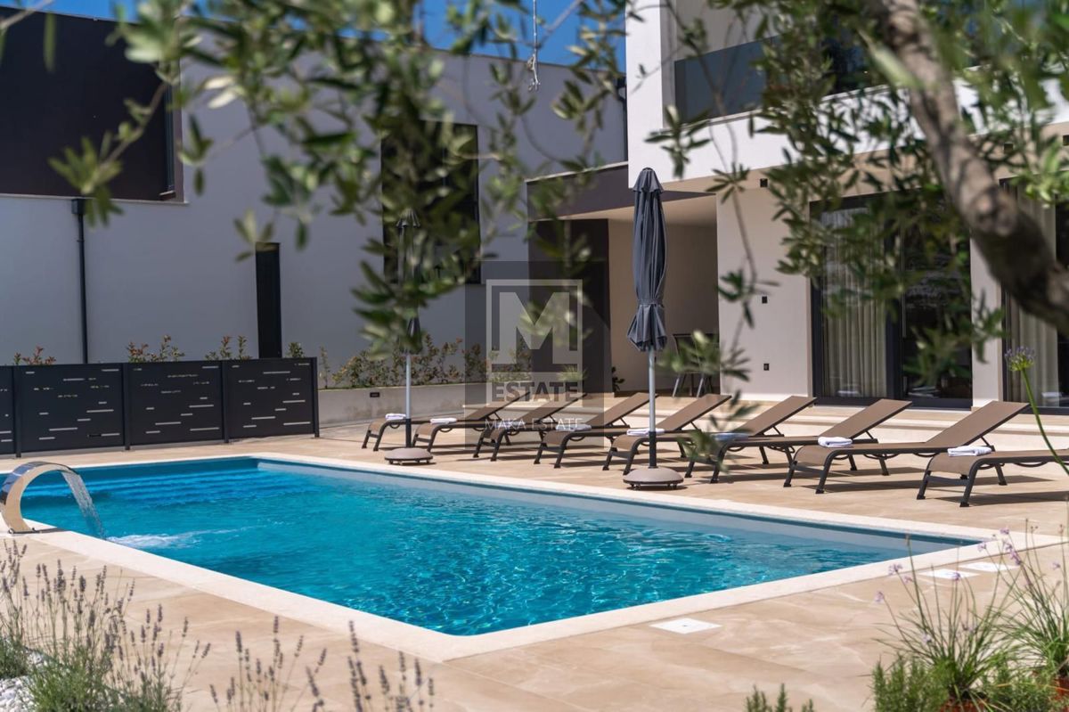 Parenzo, dintorni, villa moderna con vista mare!