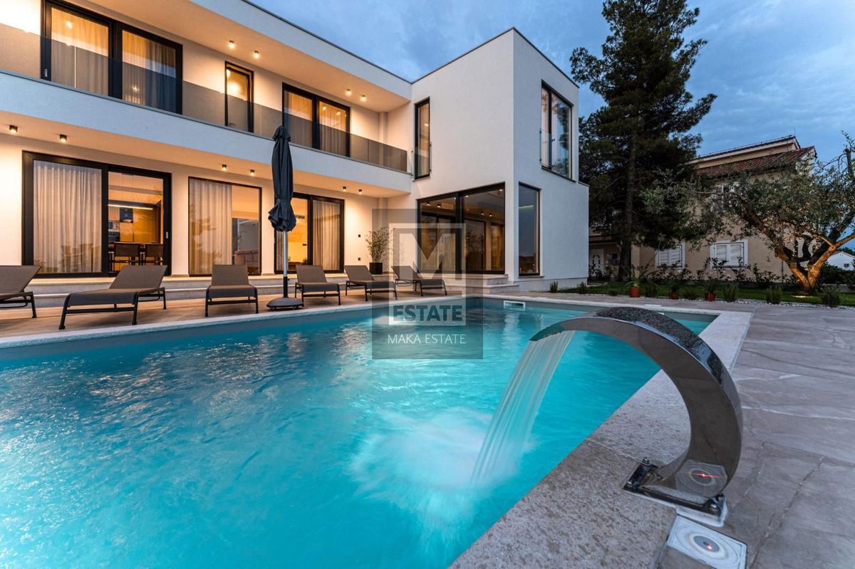 Parenzo, dintorni, villa moderna con vista mare!