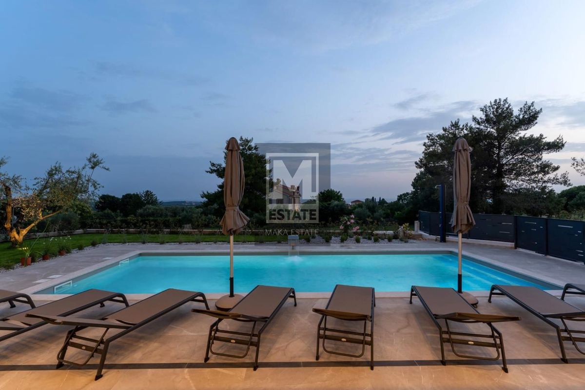 Parenzo, dintorni, villa moderna con vista mare!