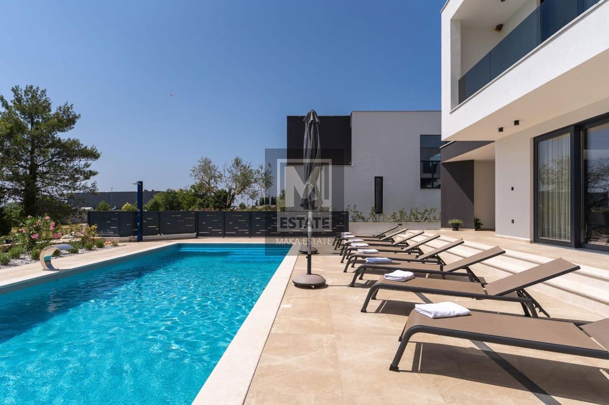 Parenzo, dintorni, villa moderna con vista mare!