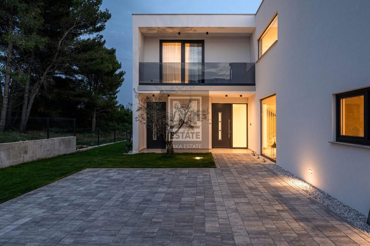 Parenzo, dintorni, villa moderna con vista mare!