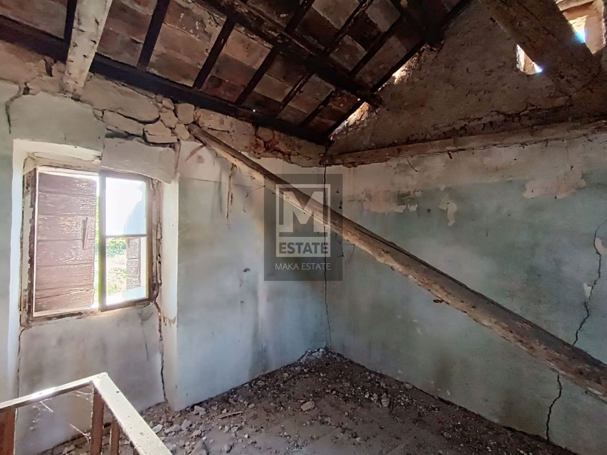 Parenzo, dintorni, Casa in pietra con giardino da ristrutturar
