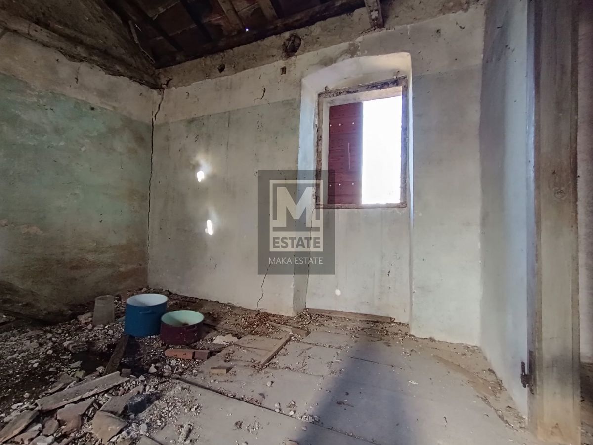 Parenzo, dintorni, Casa in pietra con giardino da ristrutturar