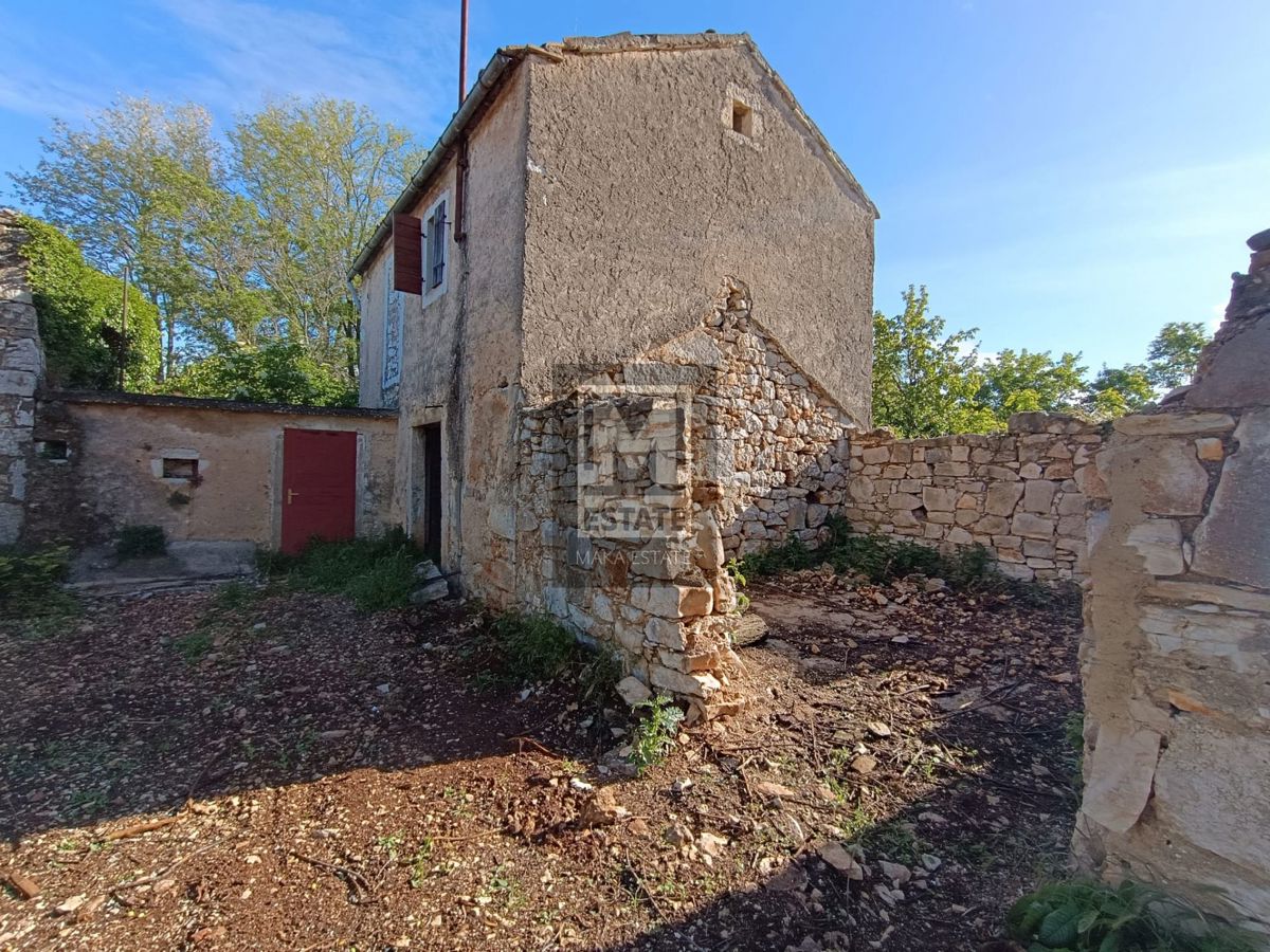 Parenzo, dintorni, Casa in pietra con giardino da ristrutturar