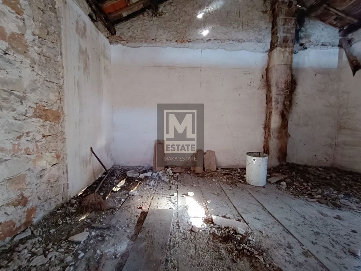 Parenzo, dintorni, Casa in pietra con giardino da ristrutturar