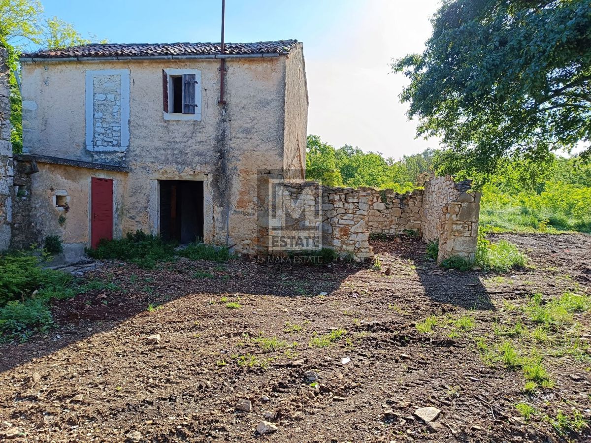 Parenzo, dintorni, Casa in pietra con giardino da ristrutturar