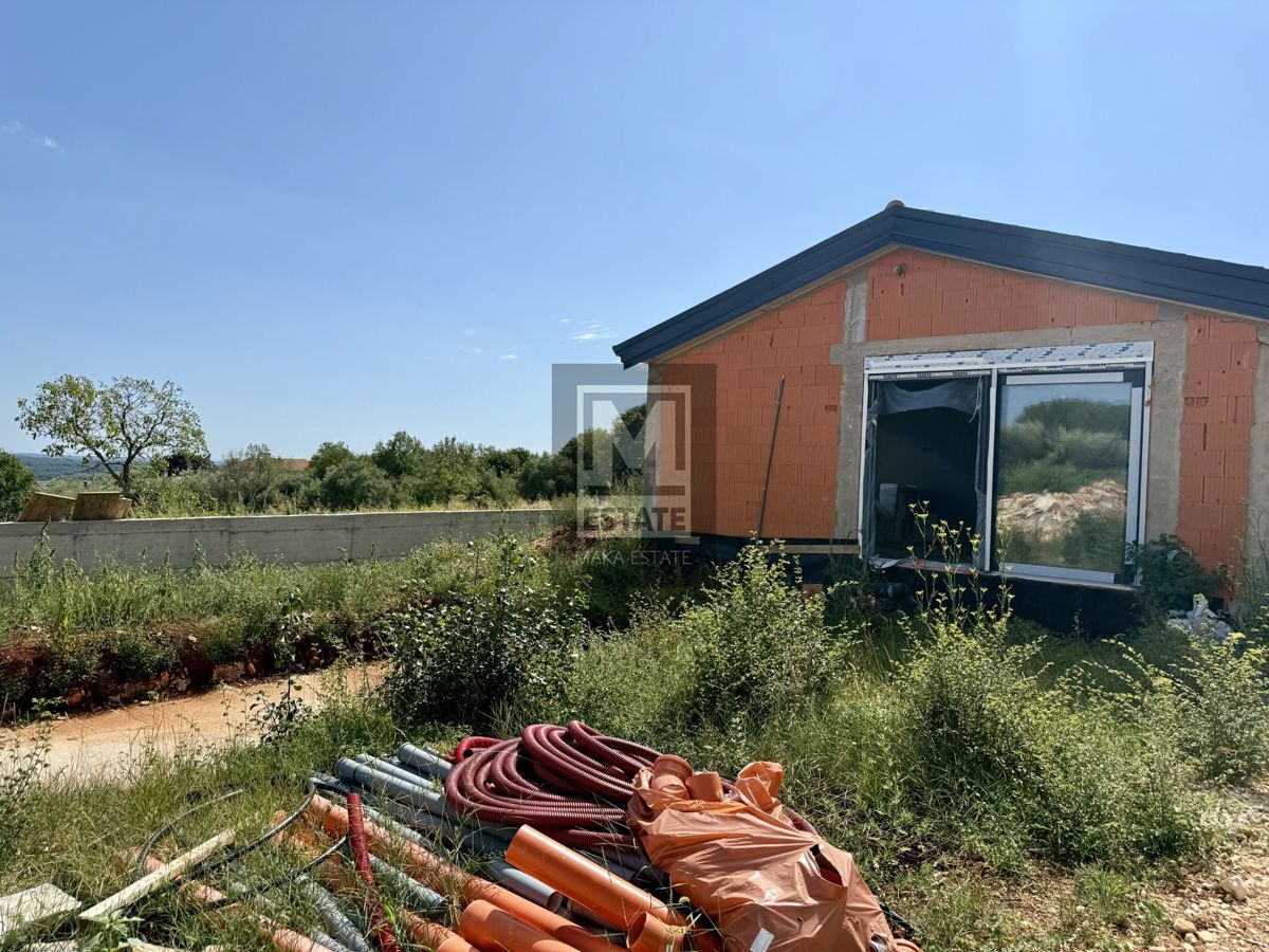 Poreč, dintorni – Tre case modernamente arredate vendute in blocco!