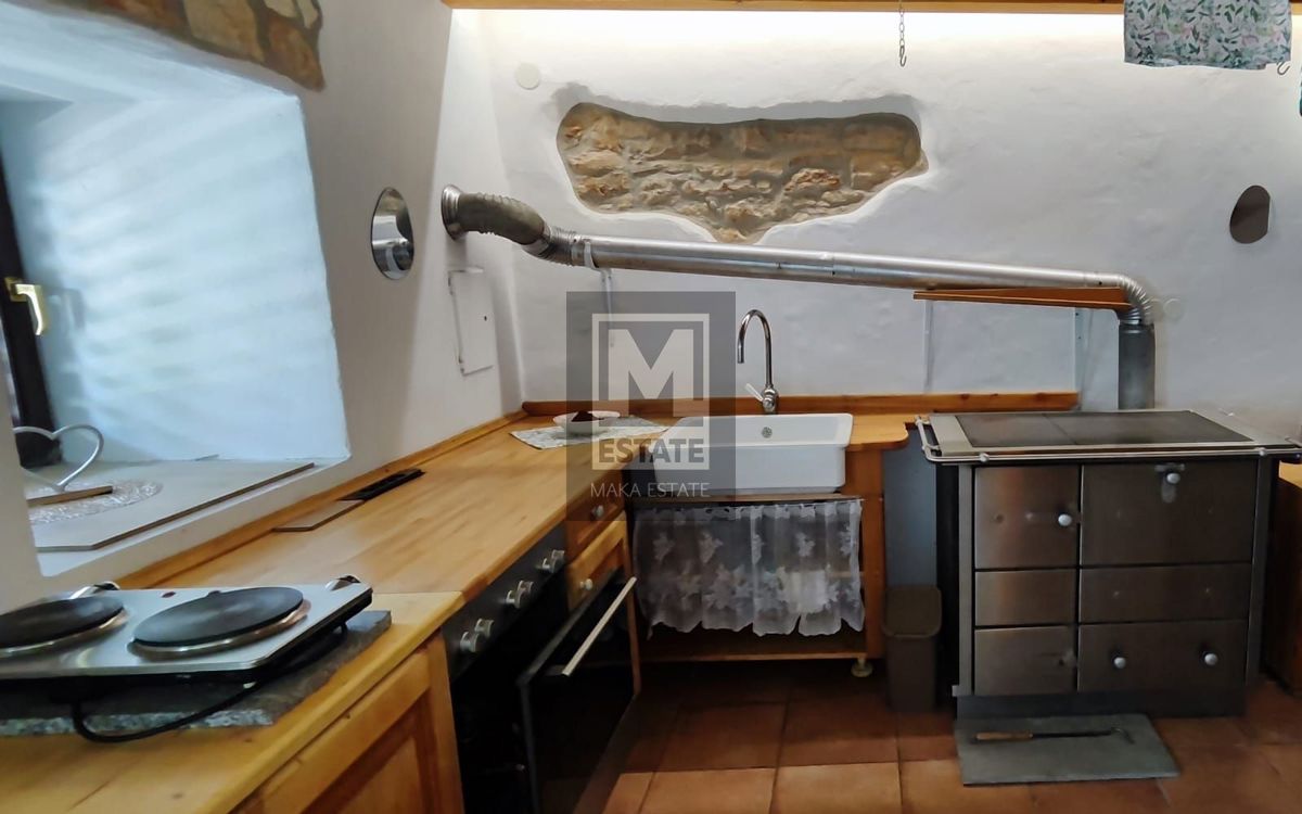 Parenzo, dintorni, bella casa in pietra istriana