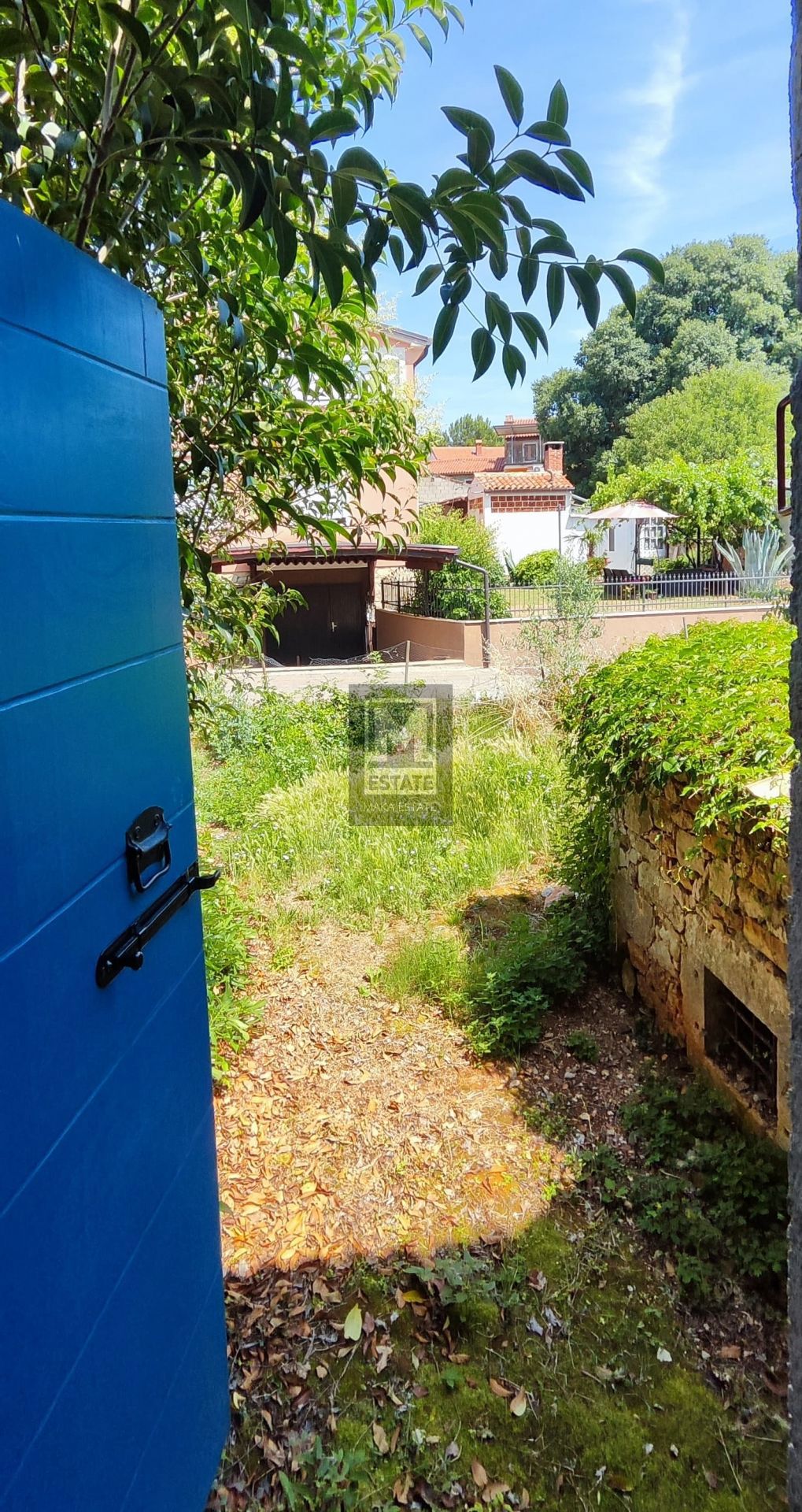 Parenzo, dintorni, bella casa in pietra istriana