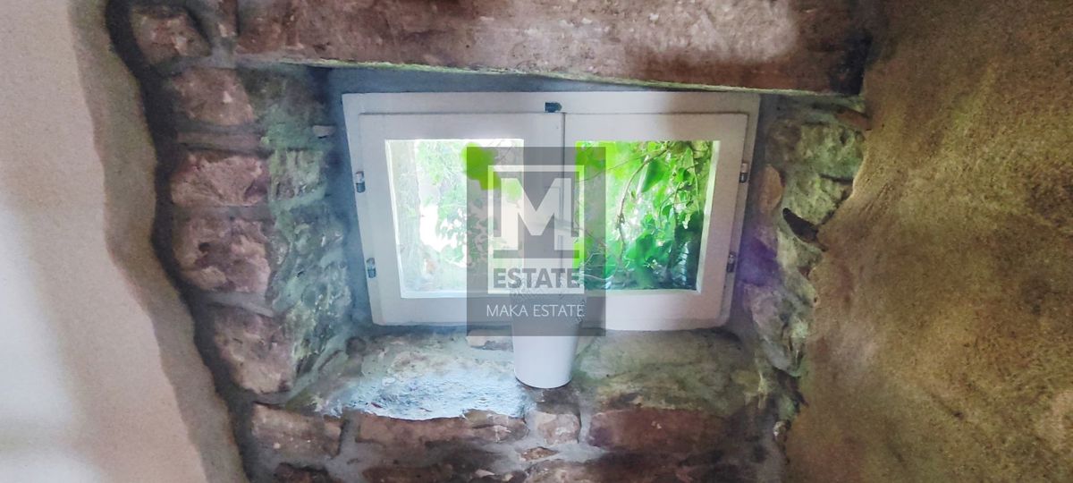 Parenzo, dintorni, bella casa in pietra istriana