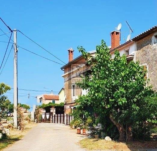Parenzo, dintorni, bella casa in pietra istriana