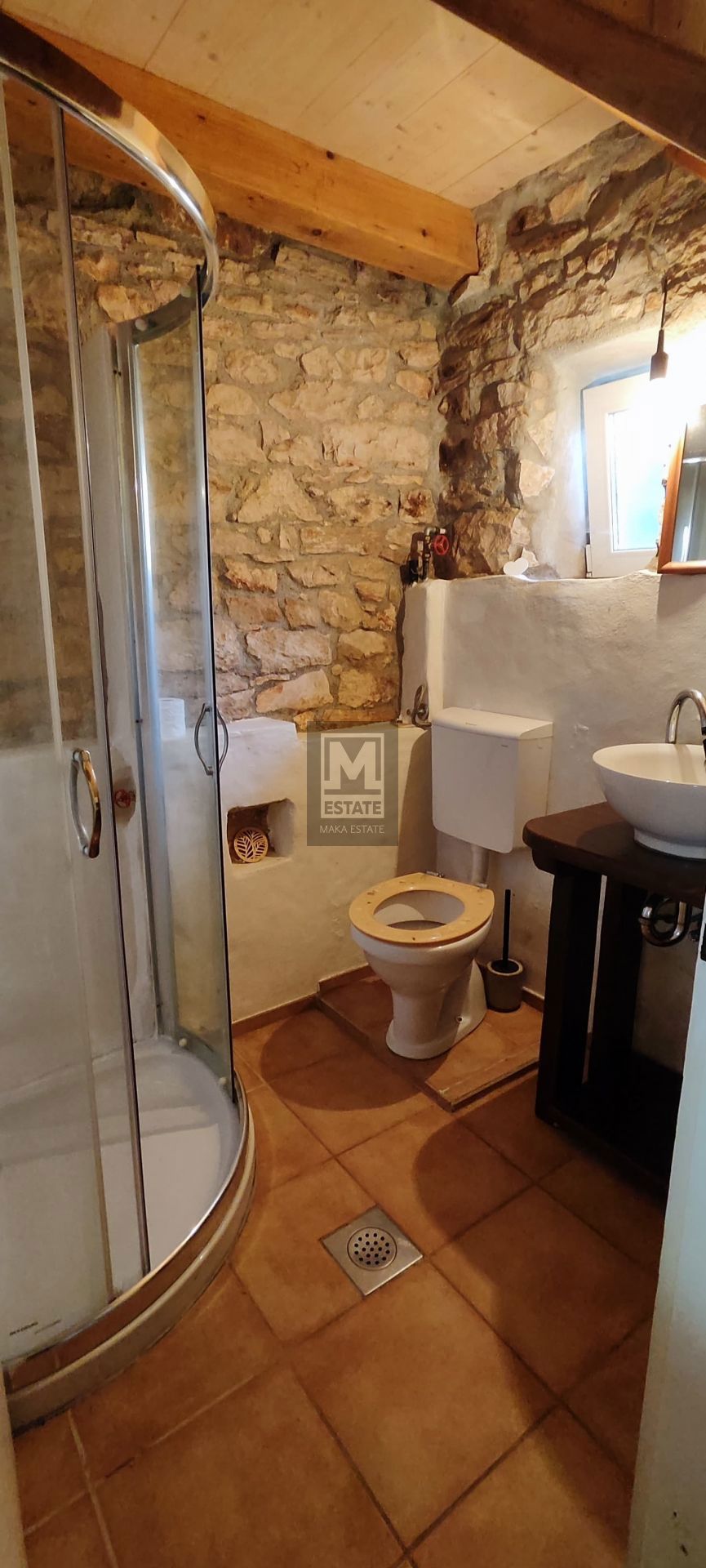 Parenzo, dintorni, bella casa in pietra istriana