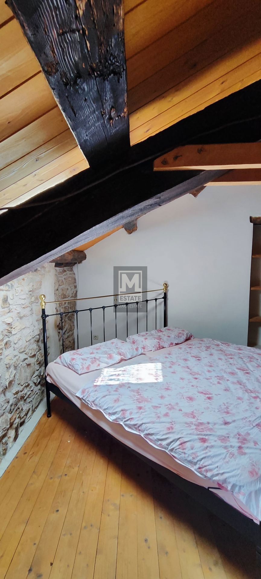 Parenzo, dintorni, bella casa in pietra istriana