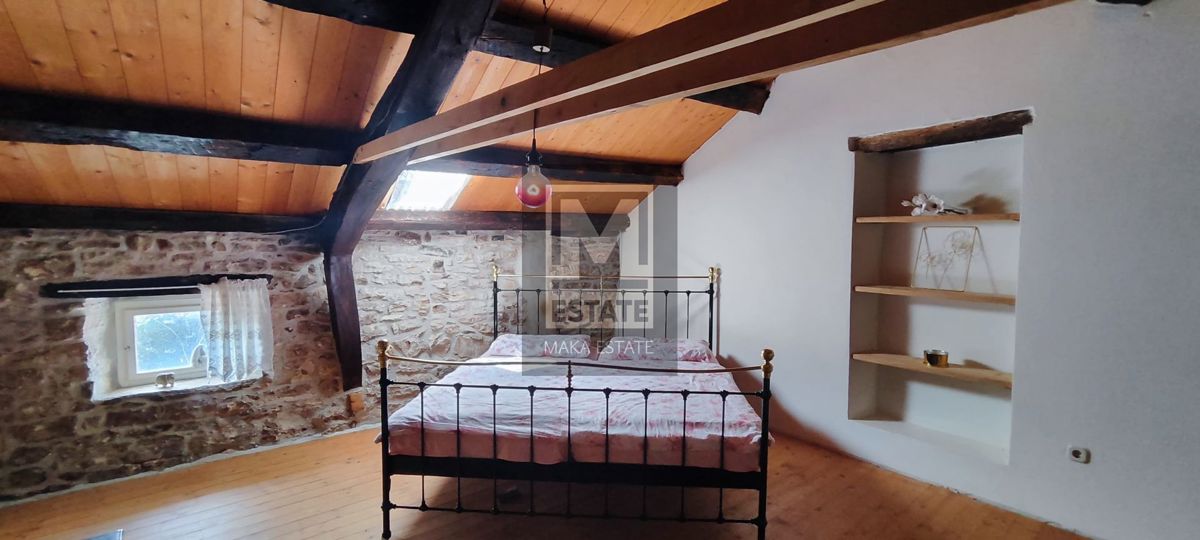 Parenzo, dintorni, bella casa in pietra istriana