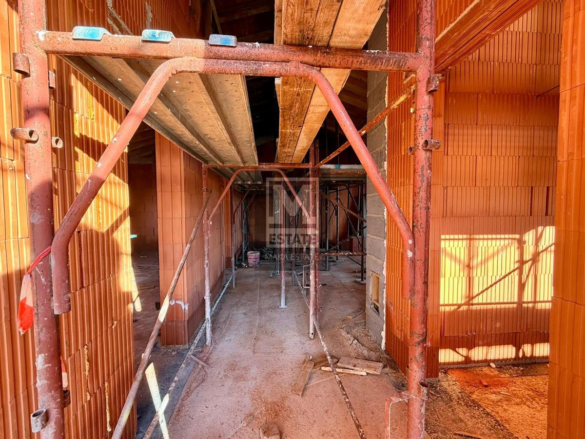 Parenzo, dintorni, moderna casa a un piano in fase di completamento, posizione interessante!