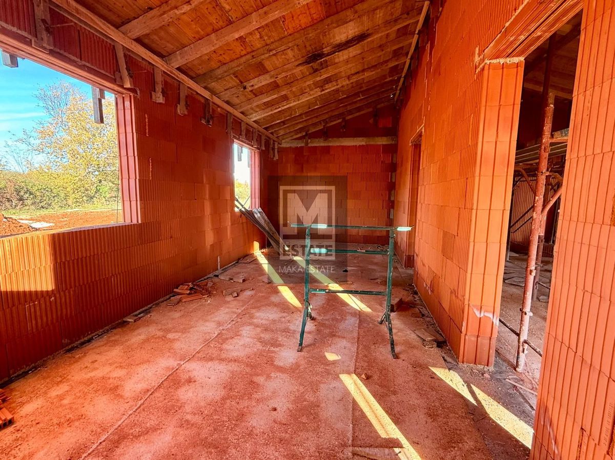 Parenzo, dintorni, moderna casa a un piano in fase di completamento, posizione interessante!