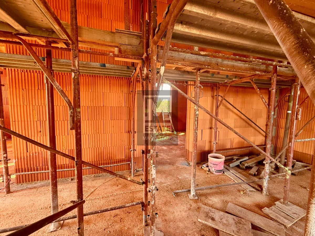 Parenzo, dintorni, moderna casa a un piano in fase di completamento, posizione interessante!