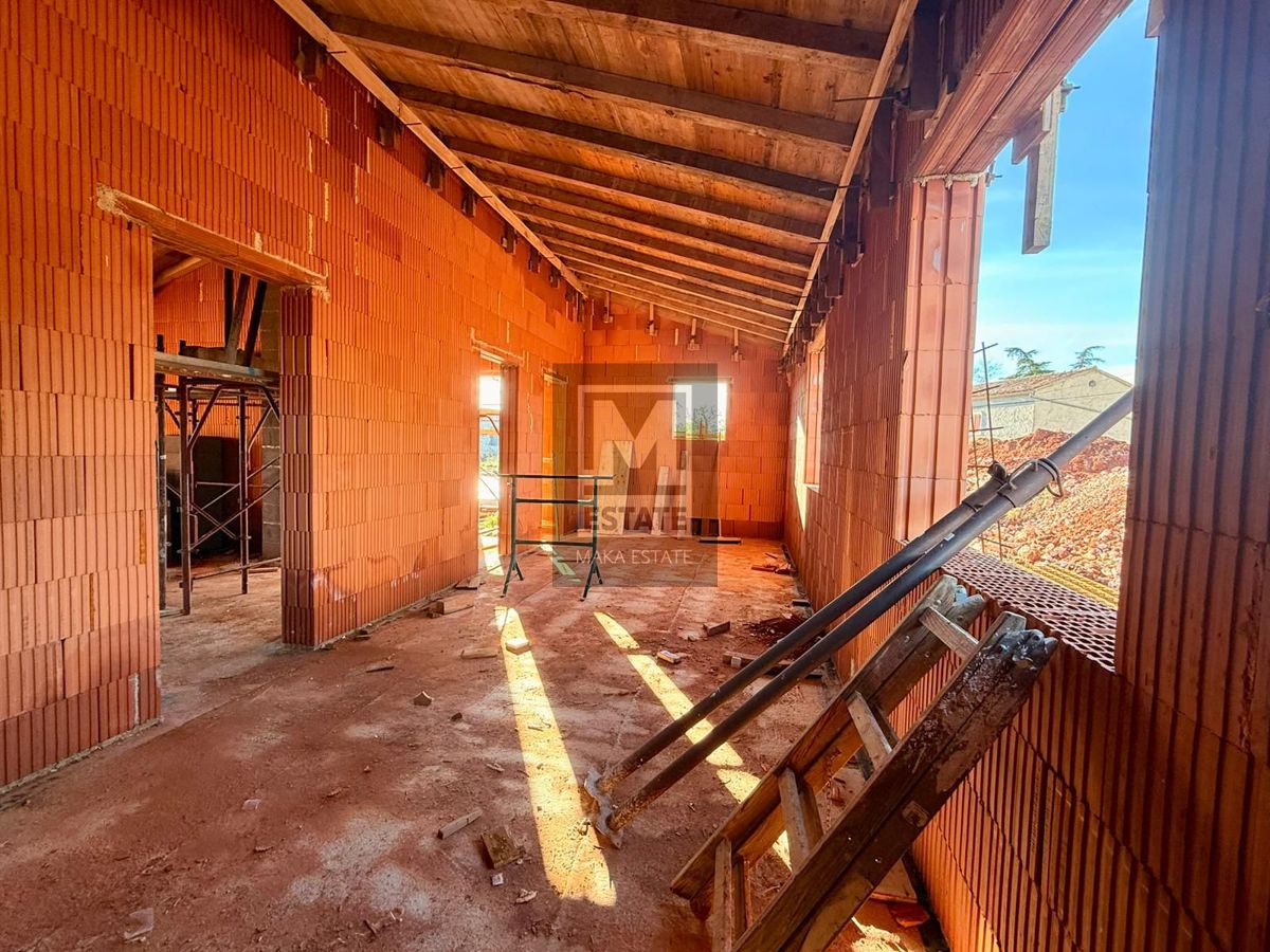 Parenzo, dintorni, moderna casa a un piano in fase di completamento, posizione interessante!