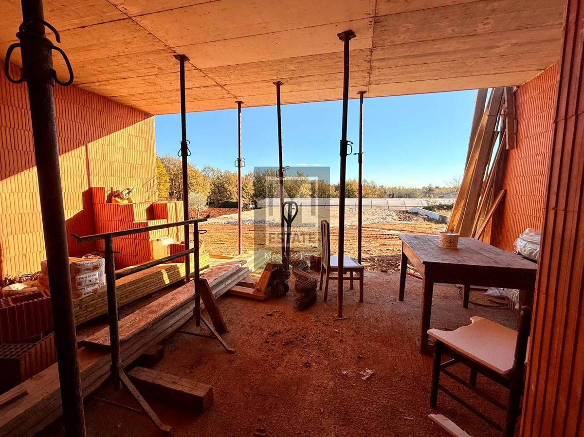 Parenzo, dintorni, moderna casa a un piano in fase di completamento, posizione interessante!