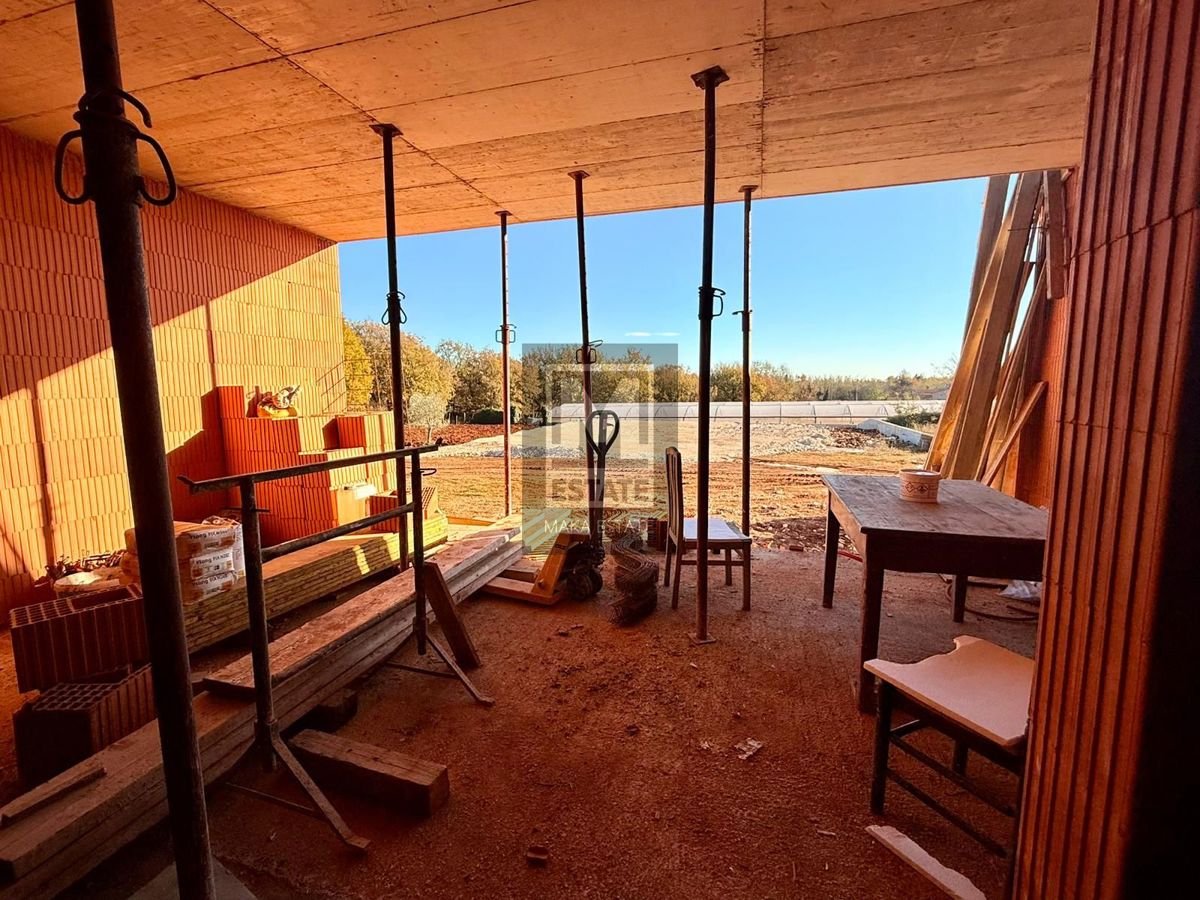 Parenzo, dintorni, moderna casa a un piano in fase di completamento, posizione interessante!