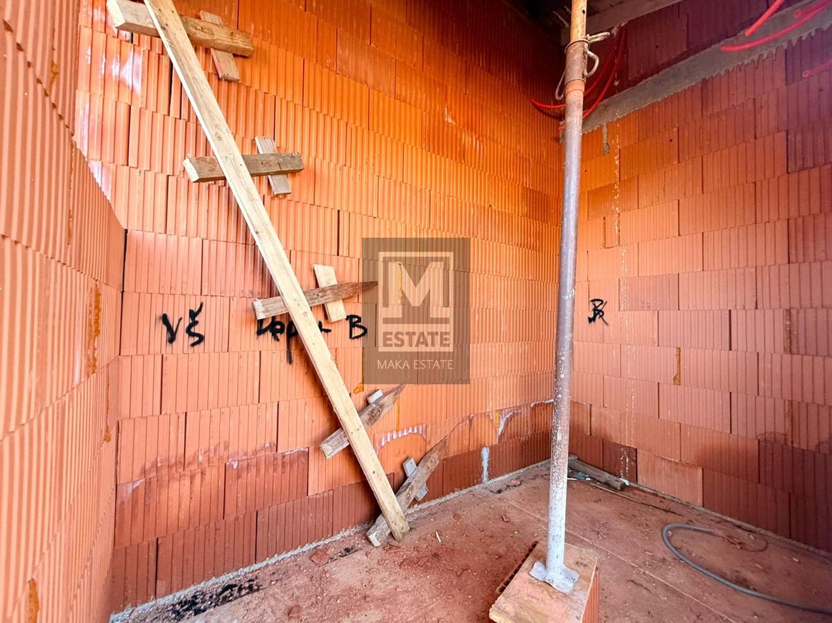 Parenzo, dintorni, moderna casa a un piano in fase di completamento, posizione interessante!