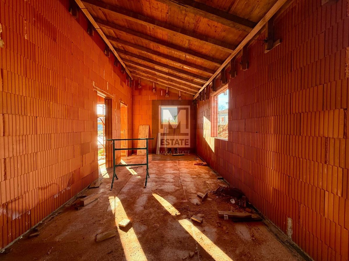 Parenzo, dintorni, moderna casa a un piano in fase di completamento, posizione interessante!