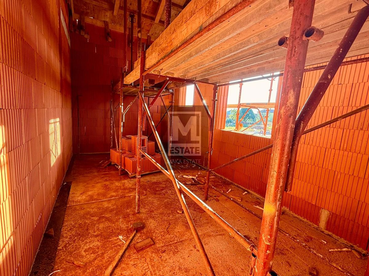 Parenzo, dintorni, moderna casa a un piano in fase di completamento, posizione interessante!