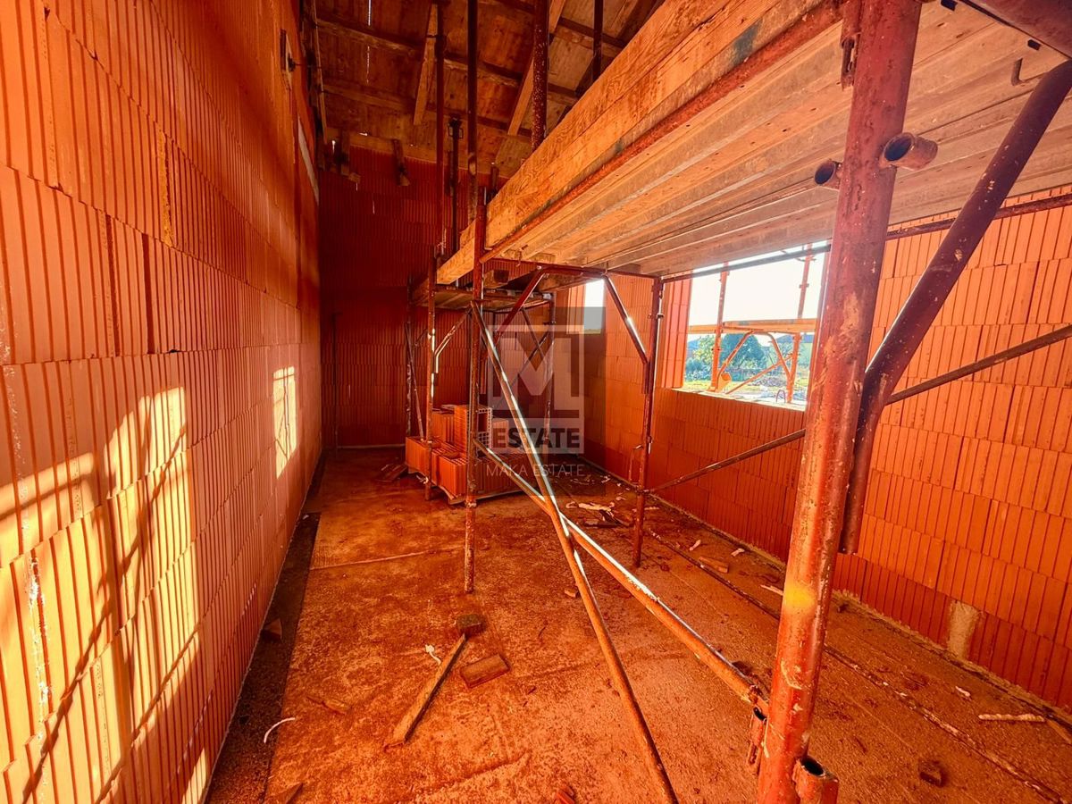 Parenzo, dintorni, moderna casa a un piano in fase di completamento, posizione interessante!