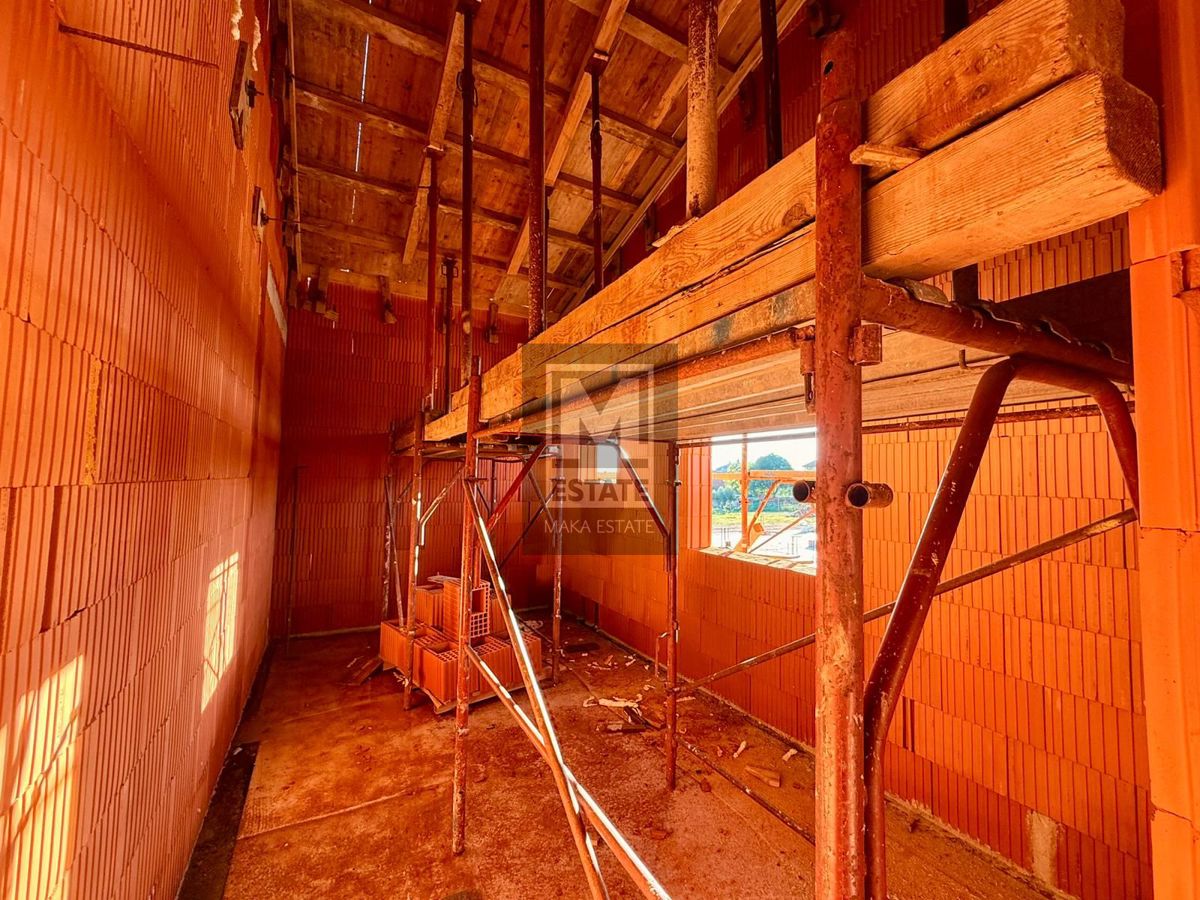 Parenzo, dintorni, moderna casa a un piano in fase di completamento, posizione interessante!