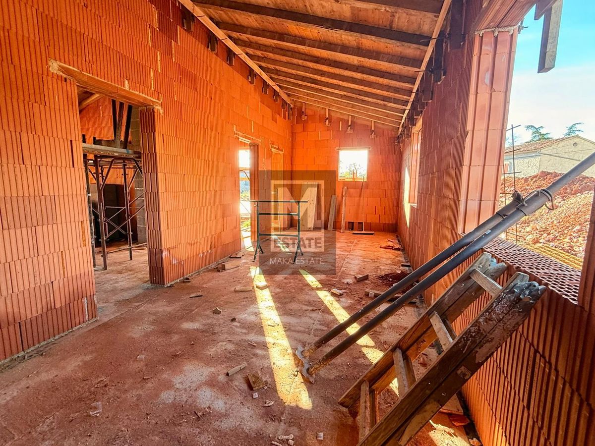 Parenzo, dintorni, moderna casa a un piano in fase di completamento, posizione interessante!