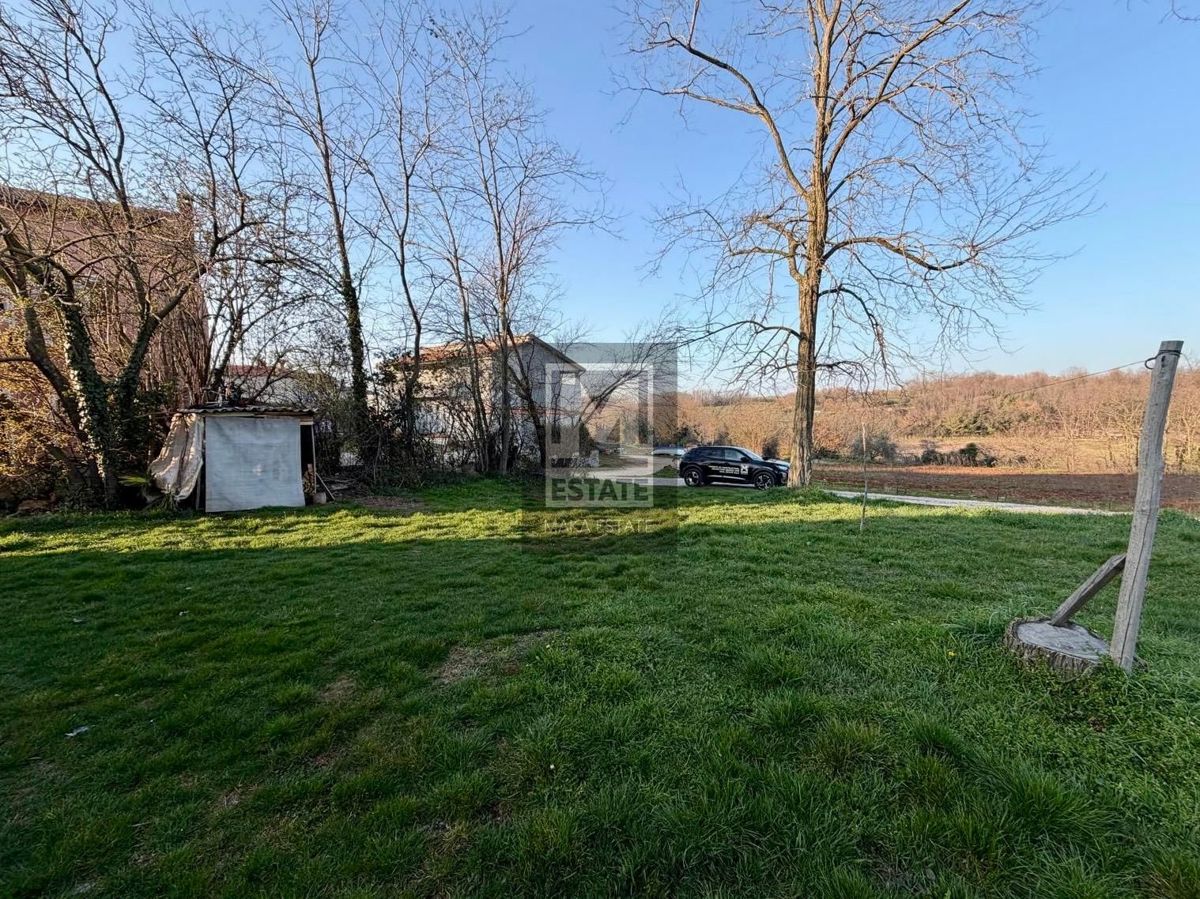 Kaštelir, centro, terreno edificabile in un tranquillo villaggio