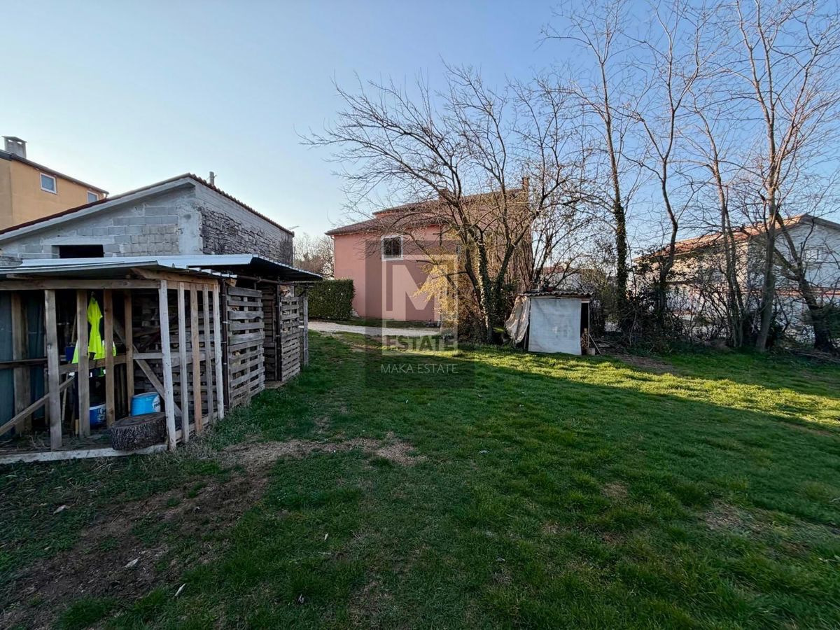 Kaštelir, centro, terreno edificabile in un tranquillo villaggio