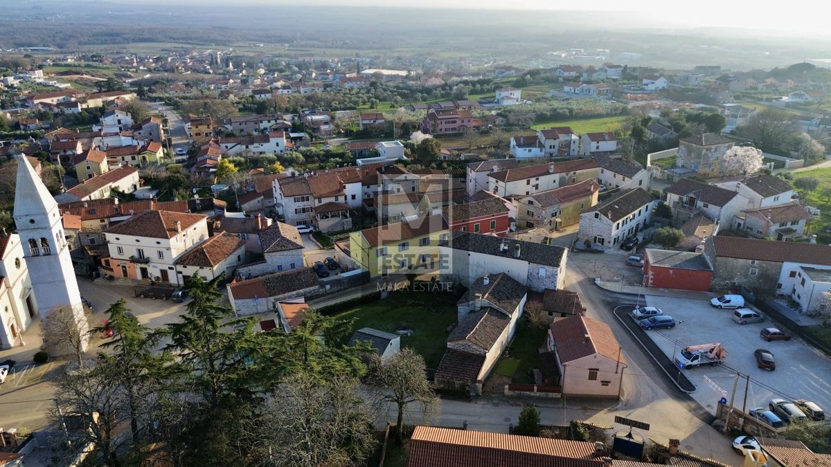 Kaštelir, centro, terreno edificabile in un tranquillo villaggio