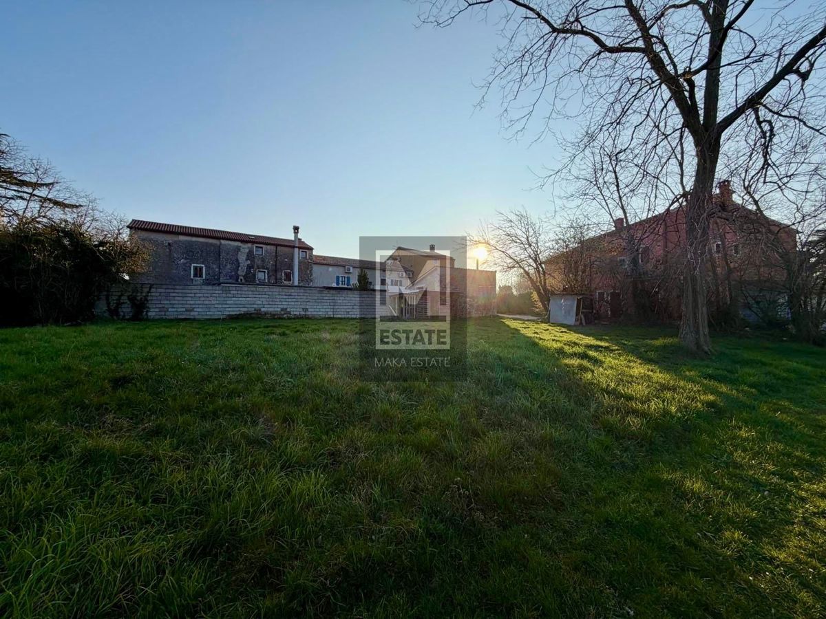 Kaštelir, centro, terreno edificabile in un tranquillo villaggio