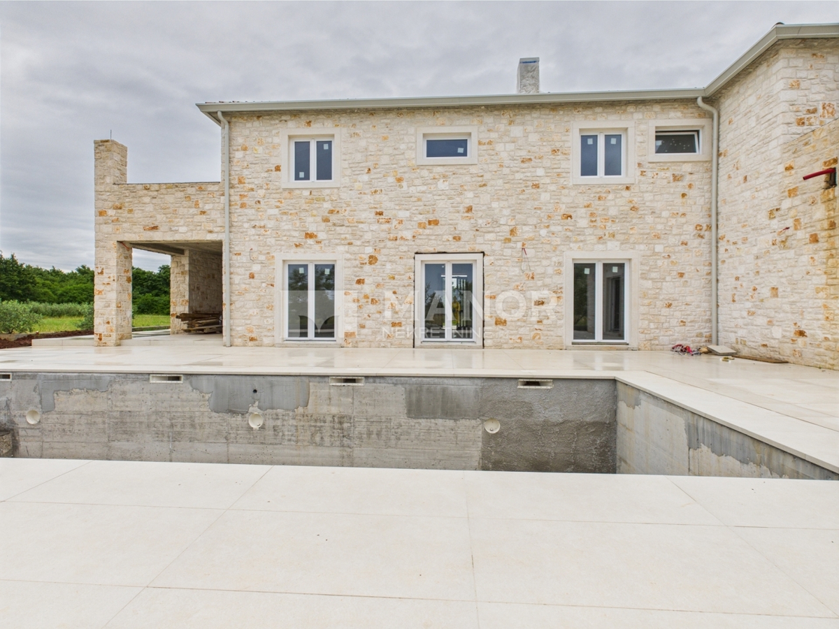 ISTRIA, PARENZO – Villa in pietra con giardino e piscina