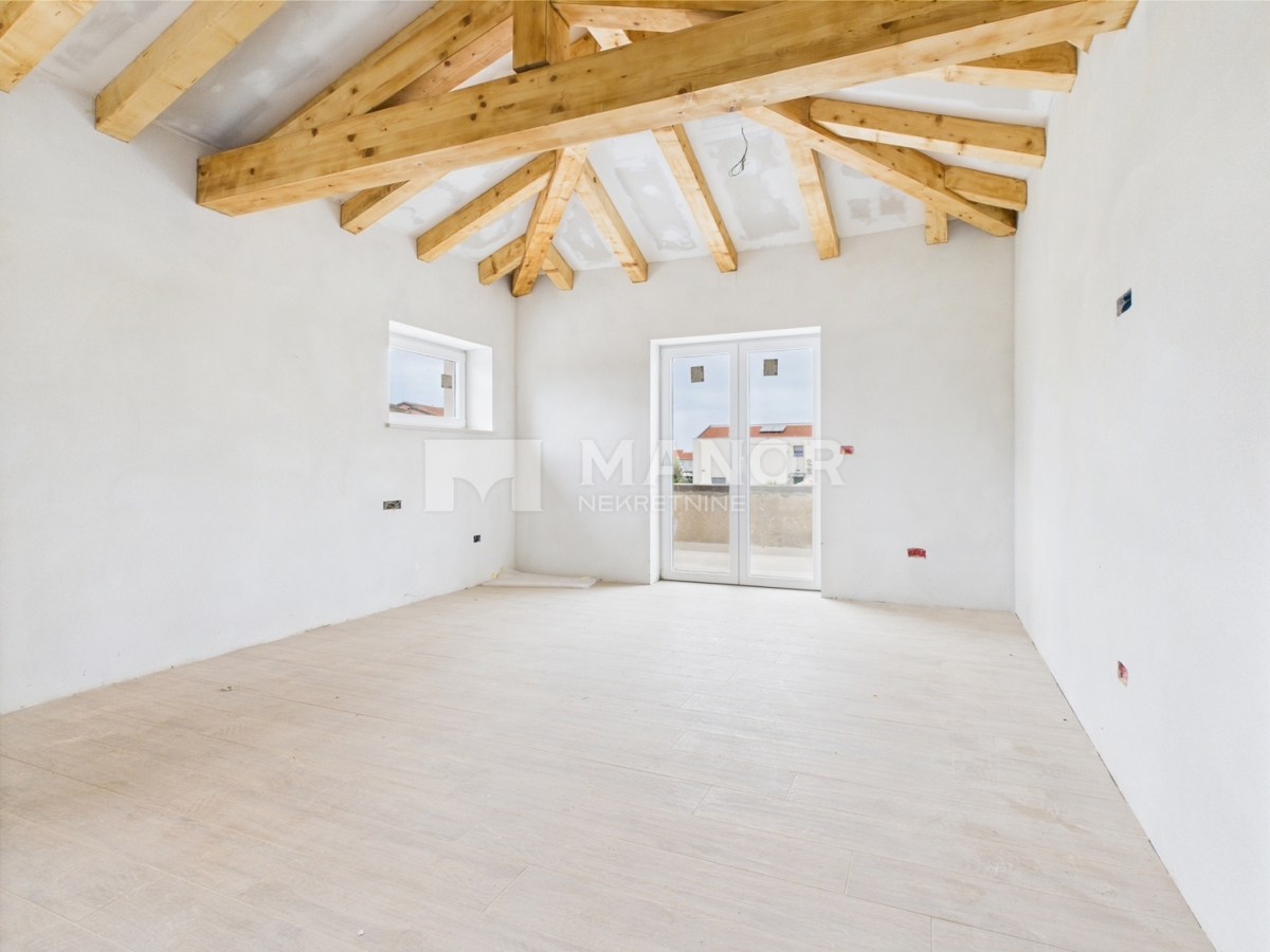 ISTRIA, PARENZO – Villa in pietra con giardino e piscina