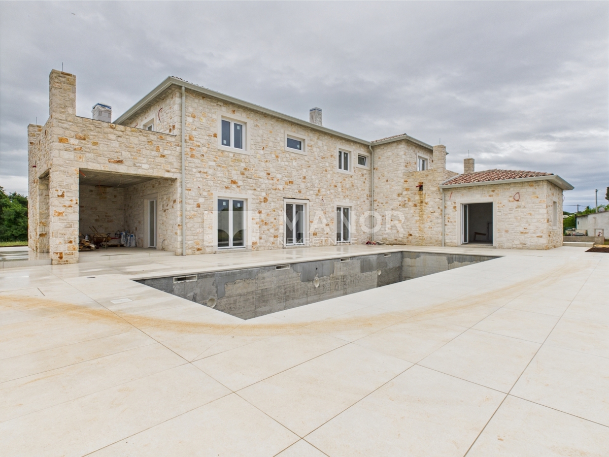 ISTRIA, PARENZO – Villa in pietra con giardino e piscina