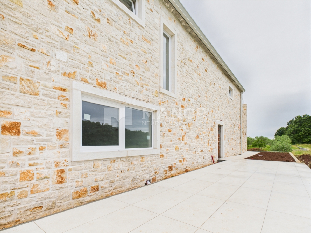 ISTRIA, PARENZO – Villa in pietra con giardino e piscina