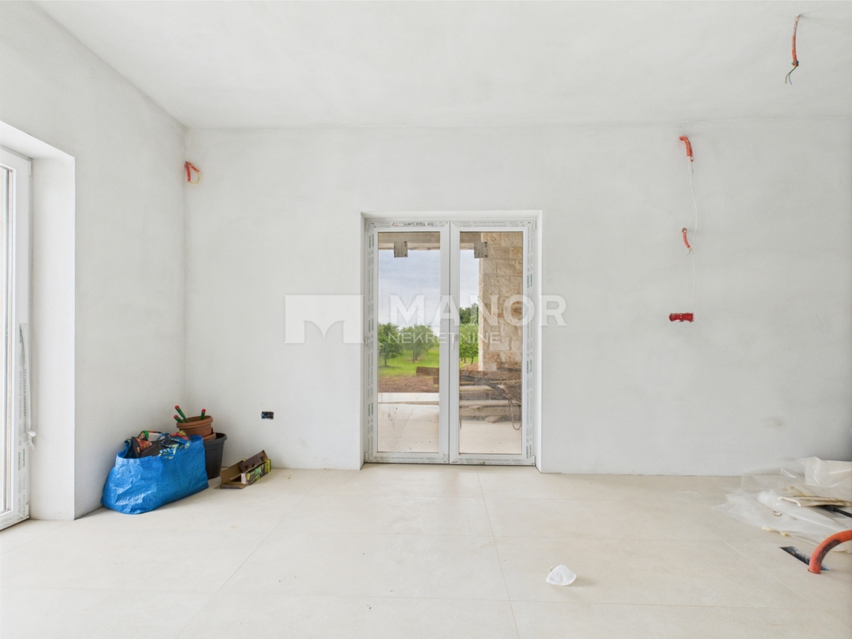 ISTRIA, PARENZO – Villa in pietra con giardino e piscina
