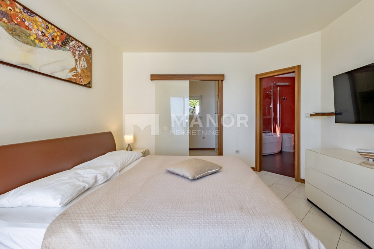 OPATIJA - Ampia Villa con 4 Unità Abitative e Vista Mare