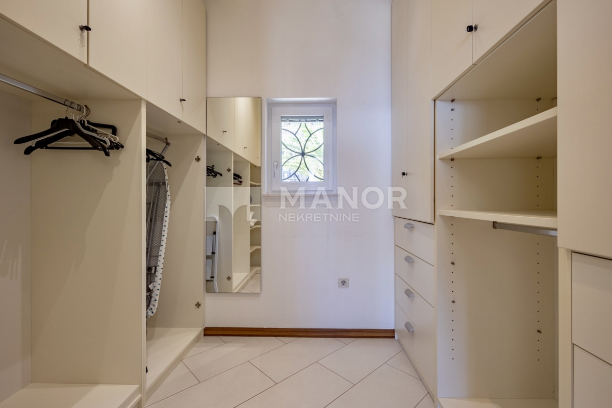 OPATIJA - Ampia Villa con 4 Unità Abitative e Vista Mare