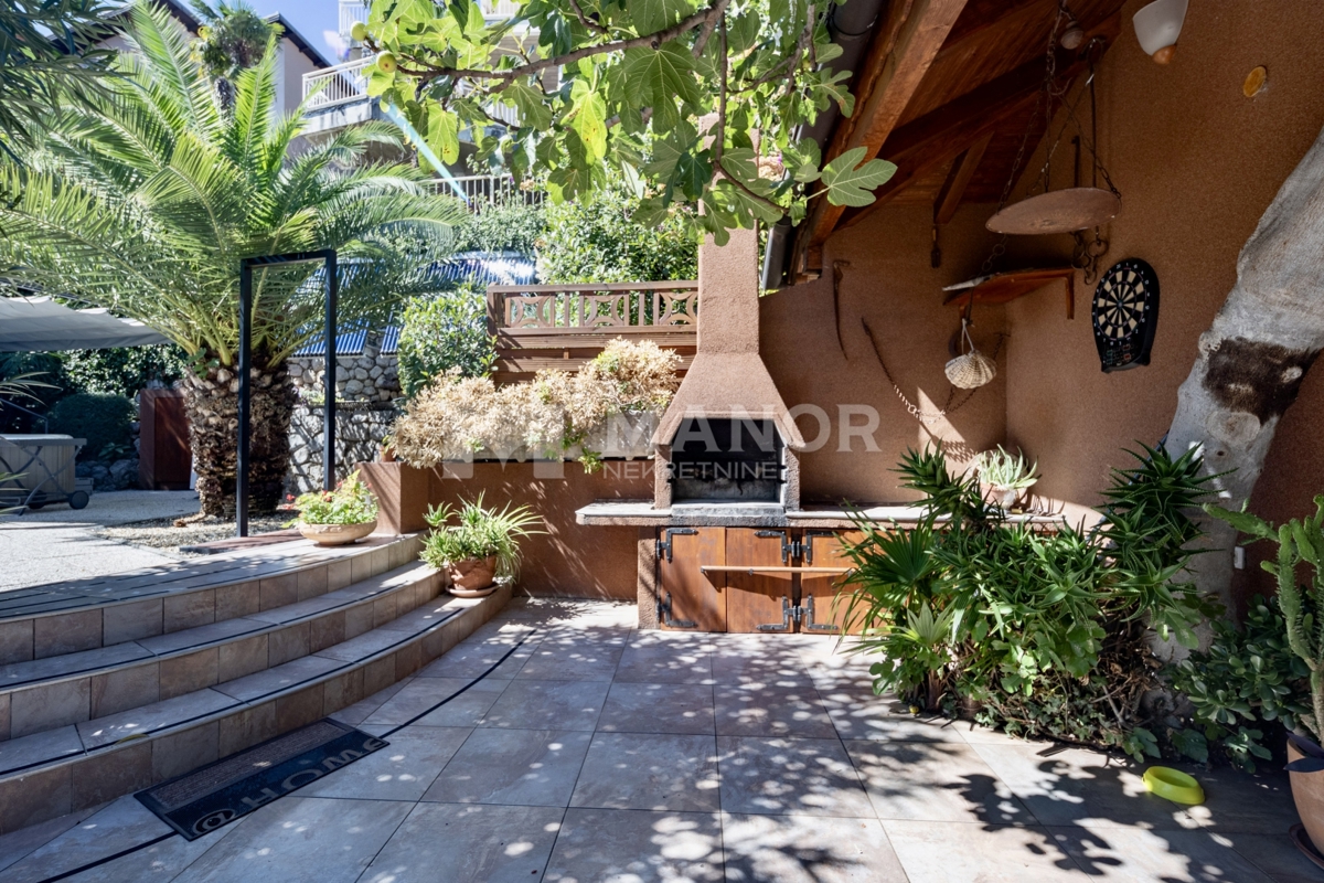 OPATIJA - Ampia Villa con 4 Unità Abitative e Vista Mare