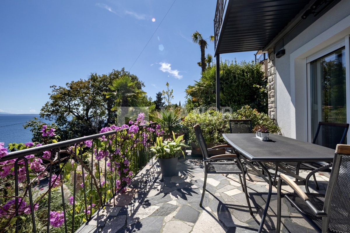 OPATIJA - Ampia Villa con 4 Unità Abitative e Vista Mare