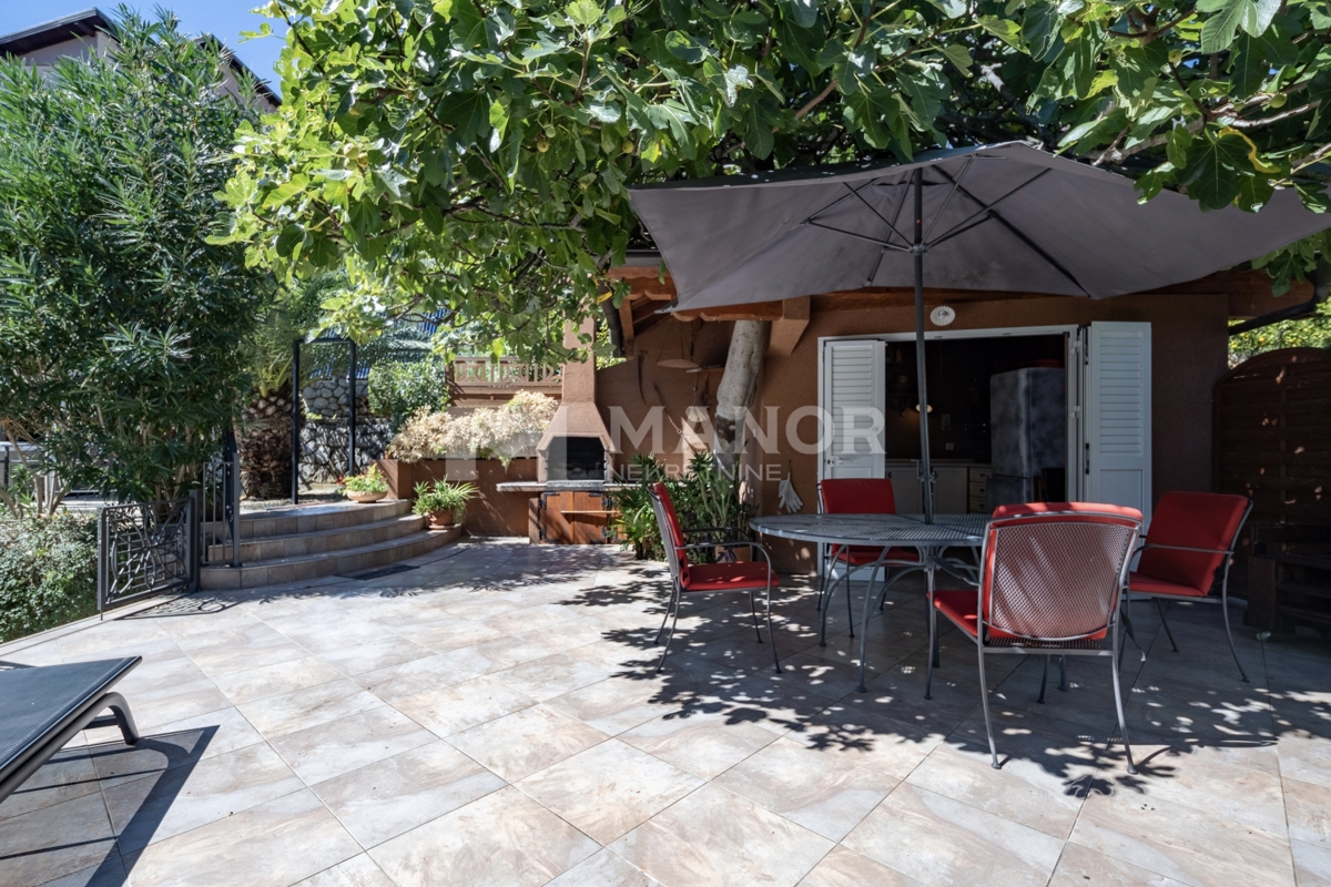 OPATIJA - Ampia Villa con 4 Unità Abitative e Vista Mare