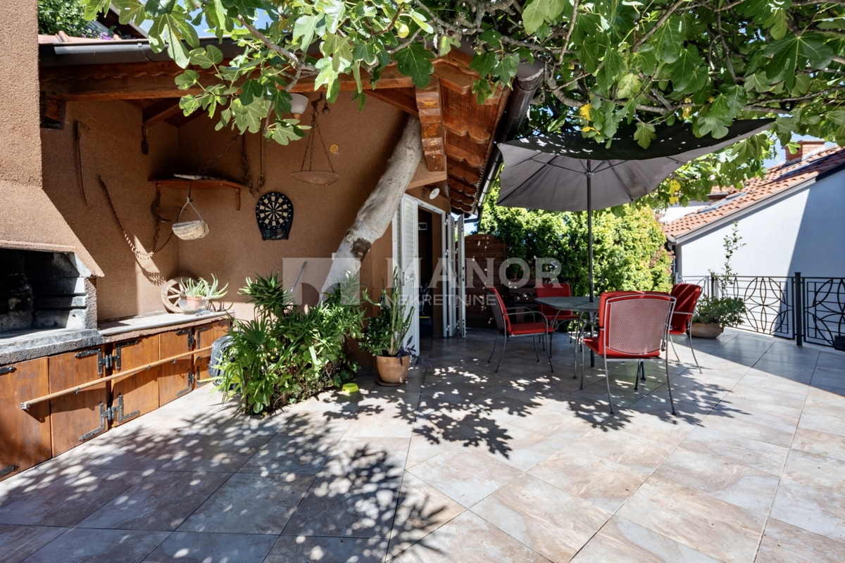 OPATIJA - Ampia Villa con 4 Unità Abitative e Vista Mare