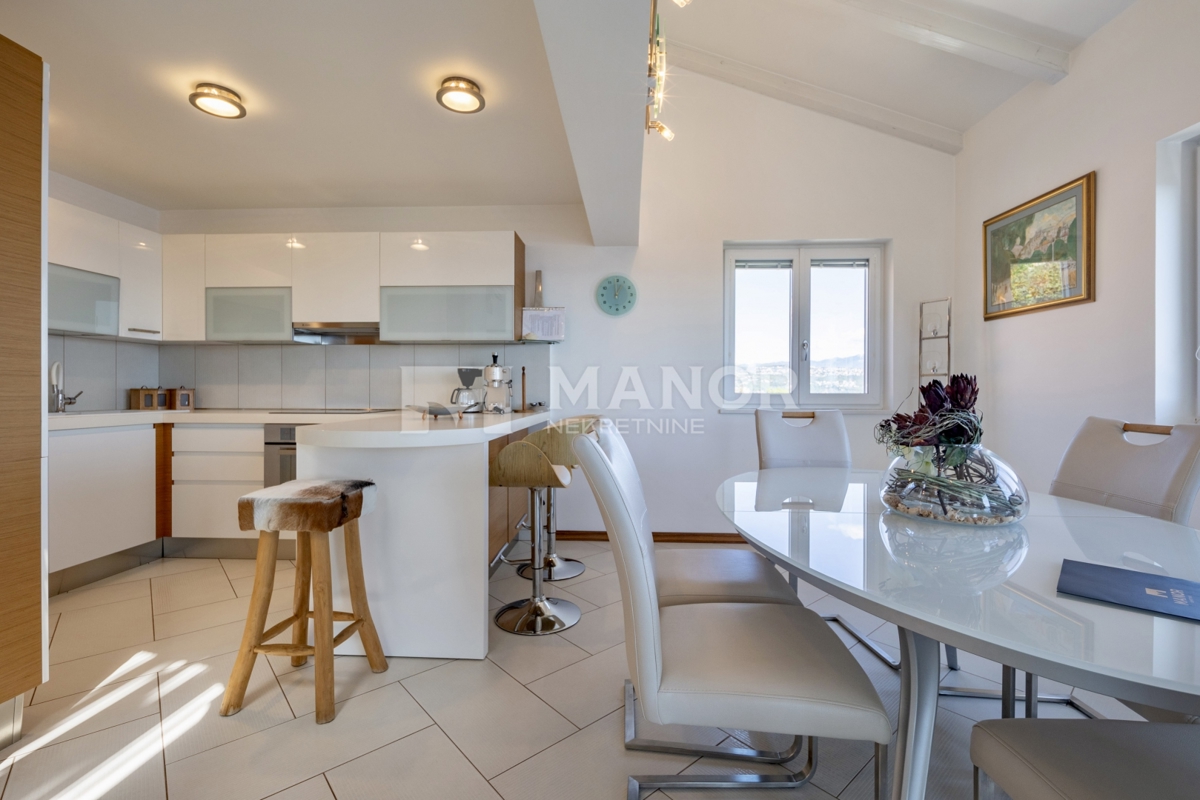 OPATIJA - Ampia Villa con 4 Unità Abitative e Vista Mare