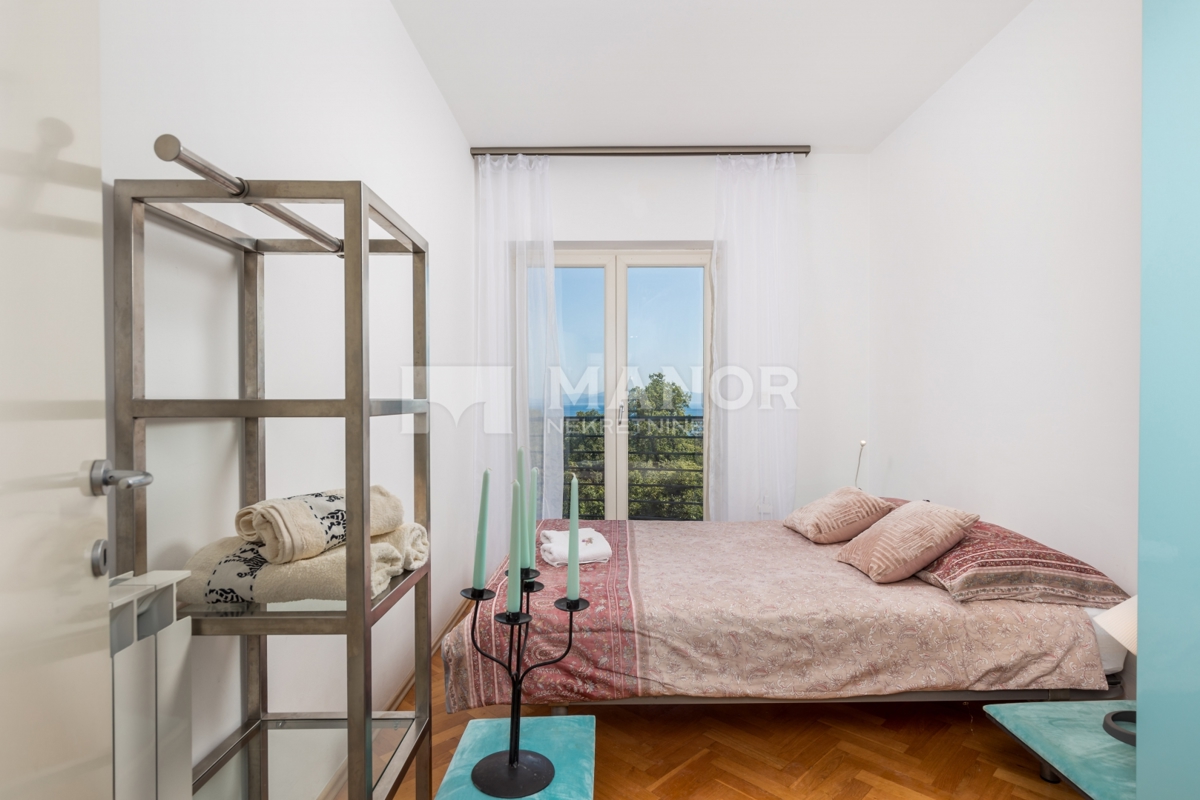 OPATIJA, COSTABELLA – Villa Két Lakással, Medencével és Tengeri Kilátással