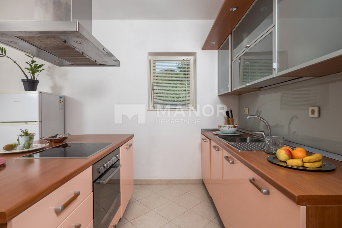 OPATIJA, COSTABELLA – Villa Két Lakással, Medencével és Tengeri Kilátással